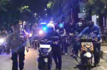 Konvoi Motor Resahkan Warga, Ratusan Remaja Belasan Tahun di Bojonegoro Digelandang Polisi Polisi mengamankan remaja yang melakukan konvoi motor meresahkan warga.