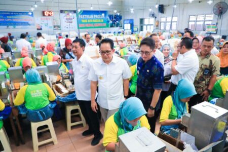 Sejumlah 393 Buruh Pabrik Rokok di Bojonegoro Terima Bantuan Langsung Pj Gubernur Jatim