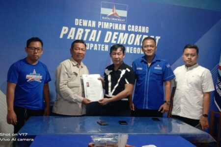Kades Campurejo Kecamatan/Kabupaten Bojonegoro Edi Sampurno saat mendaftarkan diri sebagai calon bupati ke Partai Demokrat.