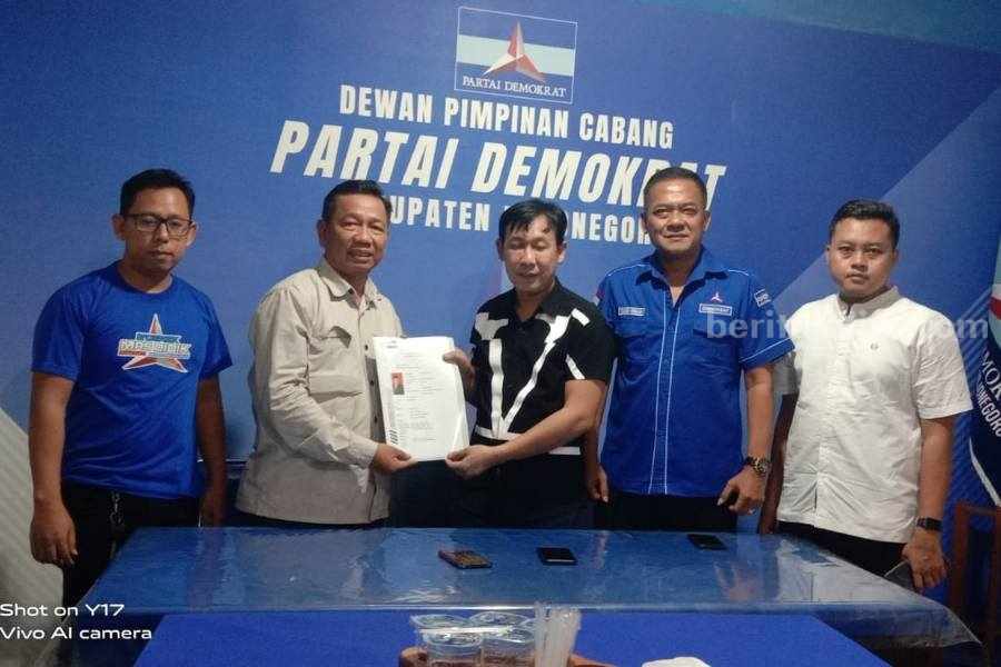 Kades Campurejo Kecamatan/Kabupaten Bojonegoro Edi Sampurno saat mendaftarkan diri sebagai calon bupati ke Partai Demokrat.
