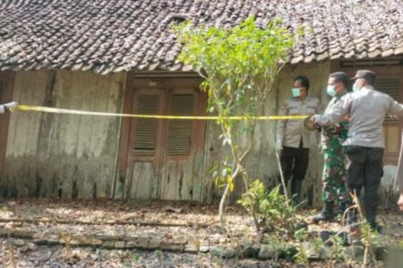 Polisi memasang garis polisi di rumah lansia yang ditemukan meninggal dunia. (Foto: Istimewa.)