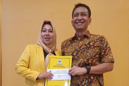 Golkar Bojonegoro Serahkan Rekom Cabup-Cawabup ke Setyo Wahono-Nurul Azizah Setyo Wahono foto bersama Ketua DPD Partai Golkar Bojonegoro Mitroatin usai terima surat rekomendasi cabup-cawabup. (Istimewa)
