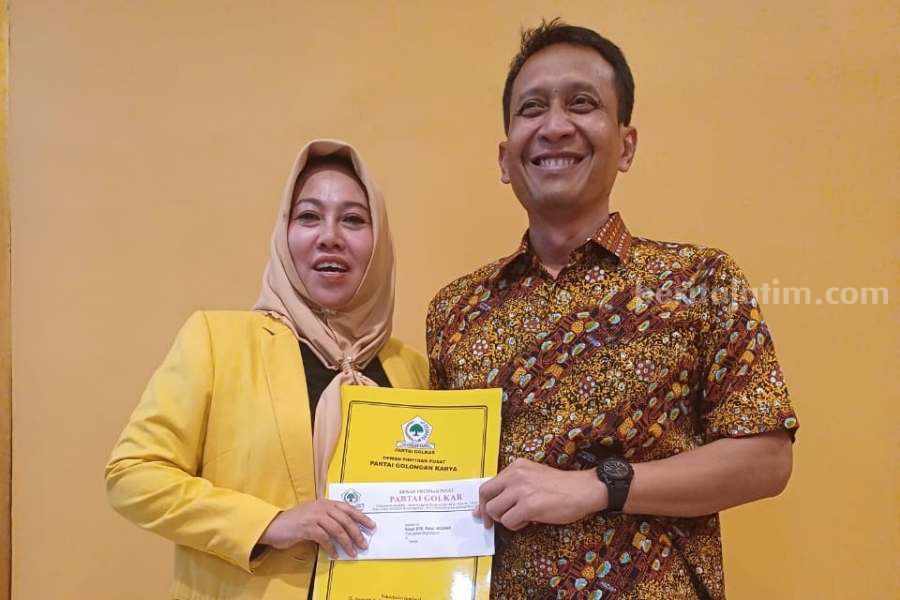 Setyo Wahono foto bersama Ketua DPD Partai Golkar Bojonegoro Mitroatin usai terima surat rekomendasi cabup-cawabup. (Istimewa)