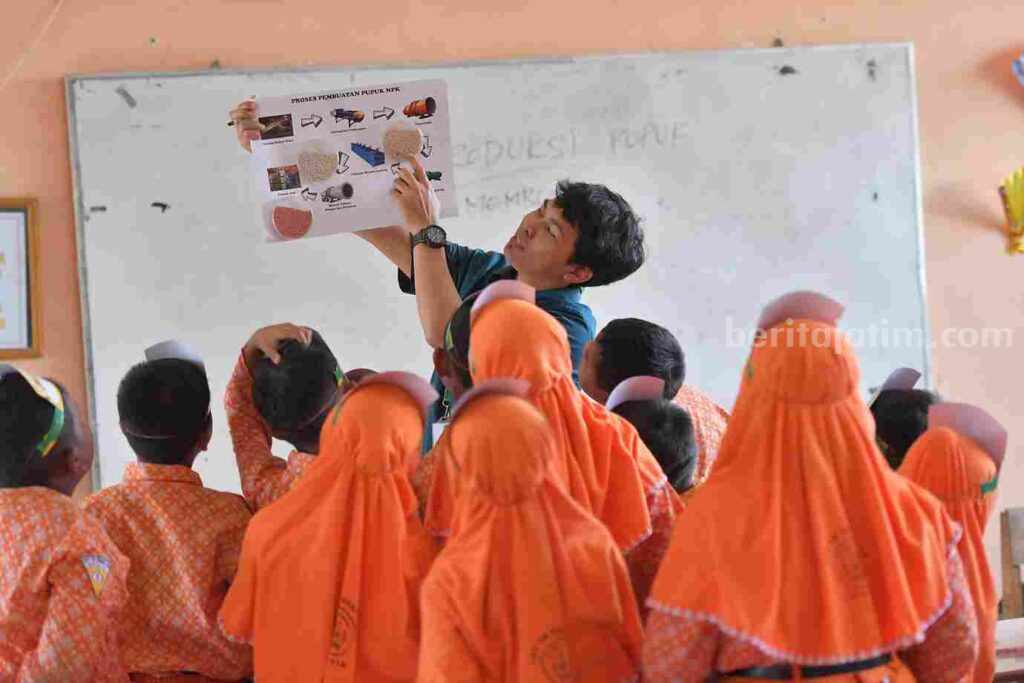 Foto karyawan PG sedang mengajar di salah satu sekolah dasar.