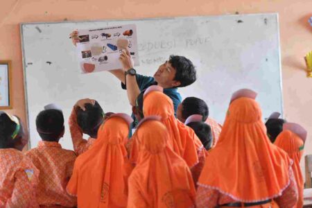 Karyawan PG Berbagi Mimpi Meraih Cita-Cita di hadapan Pelajar Sekolah Dasar Foto karyawan PG sedang mengajar di salah satu sekolah dasar.