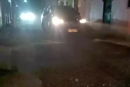 Mobil diduga rombongan tim penyidik KPK terpantau di Sampang.