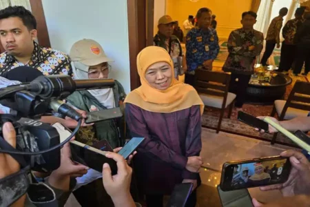 Petugas Pantarlih Coklit di Kediaman Bacagub Jatim Khofifah foto beritajatim