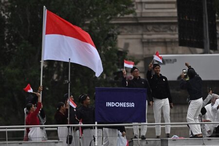 Potret tim Indonesia dalam Opening Ceremony Olimpiade 2024 di Paris, Prancis pada Jumat (26/7/2024). Foto: NOC Indonesia/Wahyu Putro A/ANTARA