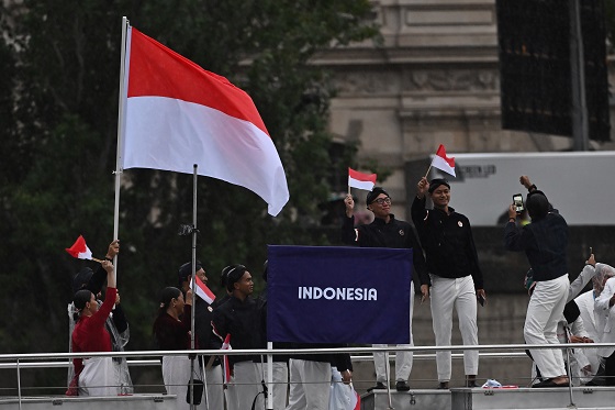 Potret tim Indonesia dalam Opening Ceremony Olimpiade 2024 di Paris, Prancis pada Jumat (26/7/2024). Foto: NOC Indonesia/Wahyu Putro A/ANTARA