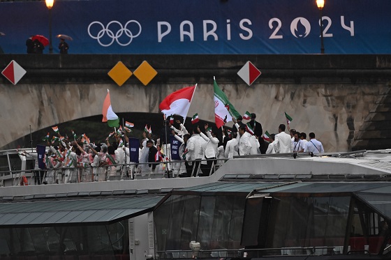 Potret tim Indonesia dalam Opening Ceremony Olimpiade 2024 di Paris, Prancis pada Jumat (26/7/2024). (Foto: NOC Indonesia/Wahyu Putro A/ANTARA)