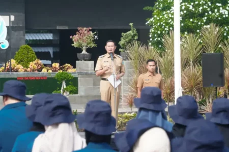 Lepas Mahasiswa BBK Unair, Ini Pesan Bupati Lamongan foto beritajatim