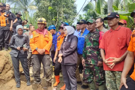 Tinjau Longsor Blitar, Mak Rini Pastikan Keselamatan Warga