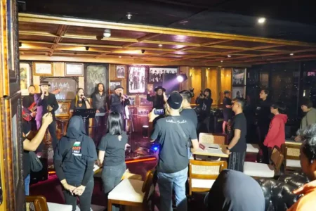 Suasana nyaman nyanyi bareng di Dewa 19 Sky Lounge.
