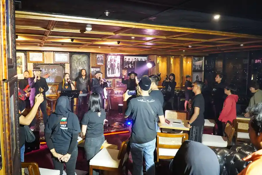 Suasana nyaman nyanyi bareng di Dewa 19 Sky Lounge.