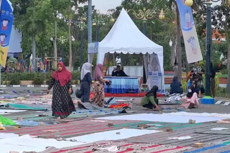 Emak-emak sibuk mencari tempat untuk bisa mengikuti pengajian Gus Iqdam di Alun-alun Lamongan, Sabtu (6/7/2024).