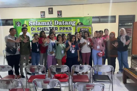 Dinsos Blitar Pulangkan Tiga Calon PMI Ilegal ke NTT foto beritajatim