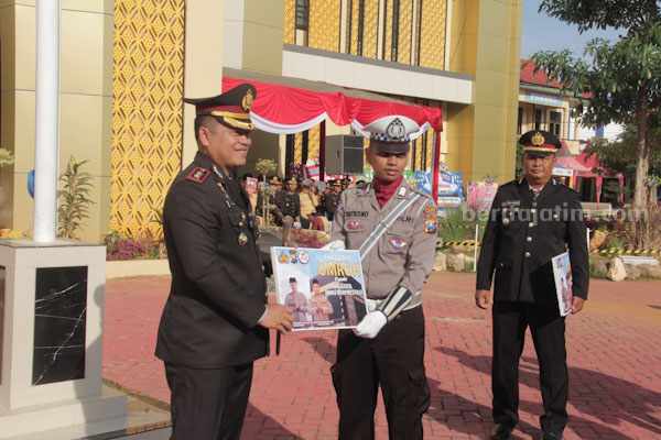 Kapolres Sumenep, AKBP Henri Noveri Santoso secara simbolis berikan hadiah umroh pada anggota