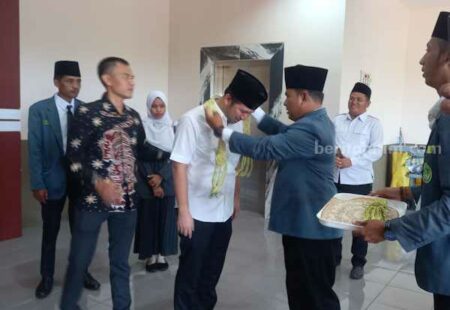 Datang ke Sumenep, Emil E. Dardak: Indonesia Emas Bukan Hanya Isi Dompet, Tapi Akhlak Emil E. Dardak disambut pengalungan melati oleh IPNU (Foto: Temmy/Beritajatim.com)