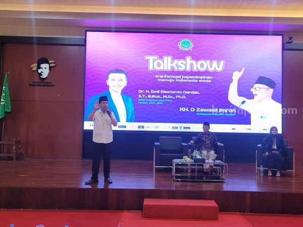 Emil Dardak menjadi narsum Talkshow di Uniba Madura.