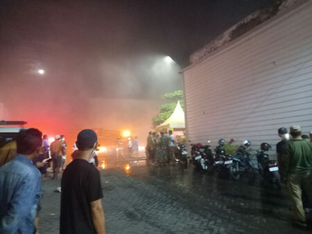 Caption foto : kebakaran hebat meludeskan Toko Puger Sumenep (foto: Temmy/ beritajatim.com)