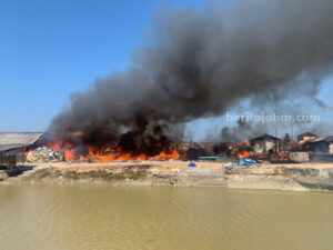 Lima Gudang Ikan Warga Pinggir Papas Sumenep Ludes Terbakar