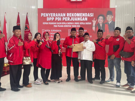 Imam Hasyim (baju putih) menerima rekom DPP PDI Perjuangan sebagai bacawabup Sumenep (Foto: Temmy/Beritajatim.com)