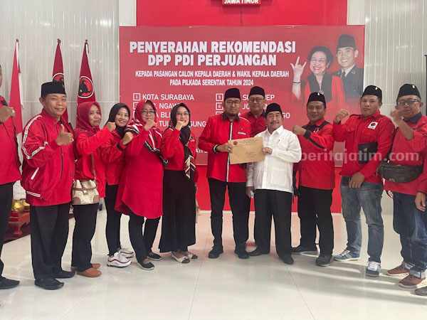 Imam Hasyim (baju putih) menerima rekom DPP PDI Perjuangan sebagai bacawabup Sumenep (Foto: Temmy/Beritajatim.com)