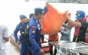 Mayat Laki-Laki Tersangkut Jaring Semasa Hidup Seringkali Hilang Proses evakuasi mayat laki-laki yang menyangkut di perairan.