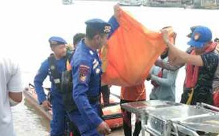 Proses evakuasi mayat laki-laki yang menyangkut di perairan.