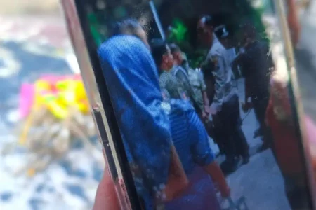 Berakhir Ricuh saat Satpol PP Tertibkan PKL di Taman Bungkul Surabaya PKL dengan Satpol PP Surabaya ricuh. (Rama Indra/Beritajatim.com)