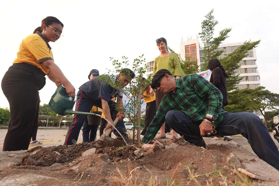 Penanaman pohon ketapang kencana di kampus UKWMS Pakuwon City, Surabaya.
