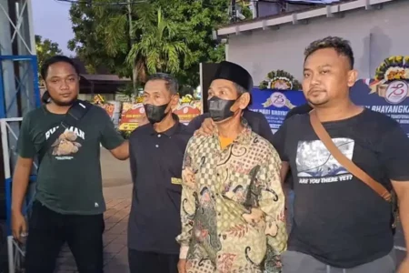 Dua Pria Bejat Cabuli Bocah SMP di Ngawi, Ini Ancaman Hukumannya Petugas Satreskrim Polres Ngawi saat mengamankan dua pelaku pencabulan terhadap gadis SMP di Ngawi sampai hamil.
