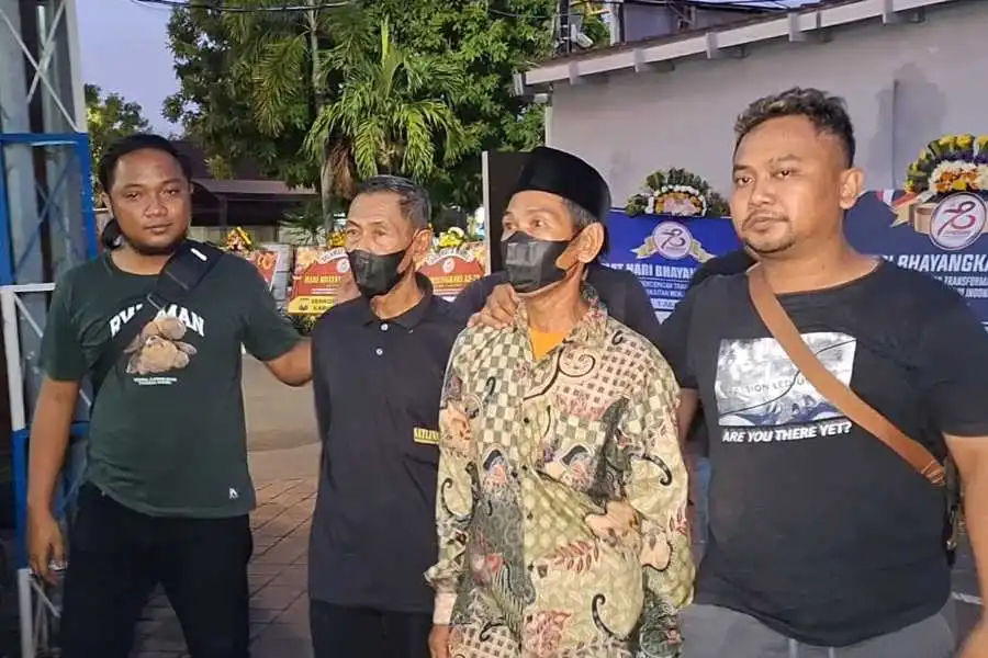 Petugas Satreskrim Polres Ngawi saat mengamankan dua pelaku pencabulan terhadap gadis SMP di Ngawi sampai hamil.