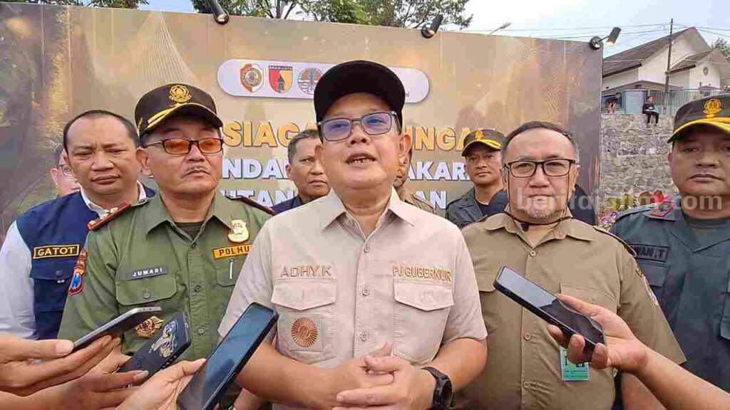 Pj Gubernur Jawa Timur, Adhy Karyono saat menghadiri Apel Siaga Gabungan Pengendalian Kebakaran Lahan dan Hutan Tahun 2024 di Lapangan Trawas, Kecamatan Trawas, Kabupaten Mojokerto. [Foto: Misti/beritajatim.com]