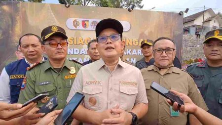 Pj Gubernur Jawa Timur, Adhy Karyono saat menghadiri Apel Siaga Gabungan Pengendalian Kebakaran Lahan dan Hutan Tahun 2024 di Lapangan Trawas, Kecamatan Trawas, Kabupaten Mojokerto. [Foto: Misti/beritajatim.com]