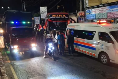 Bus Mira sesaat setelah tabrakan dengan truk semen di Perempatan Tiara masuk Desa Klitik, Kecamatan Geneng, Kabupaten Ngawi pada Rabu (31/7/2024) pukul 20.00 WIB.