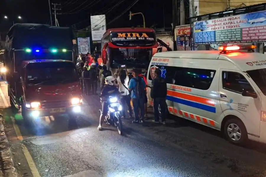 Bus Mira sesaat setelah tabrakan dengan truk semen di Perempatan Tiara masuk Desa Klitik, Kecamatan Geneng, Kabupaten Ngawi pada Rabu (31/7/2024) pukul 20.00 WIB.
