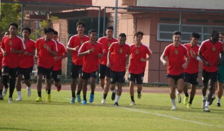 Persebaya Surabaya tengah latihan bersama di Lapangan Thor Surabaya.