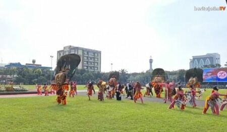 Peringatan HUT Bhayangkara ke-78, Para Disabilitas Tampilkan Reog Ponorogo Para disabilitas bermain reog ponorogo di HUT BHayangkari di Polda Jatim.