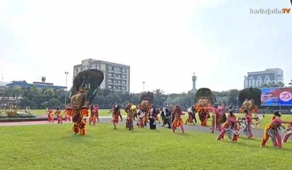 Para disabilitas bermain reog ponorogo di HUT BHayangkari di Polda Jatim.