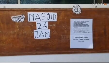 Salah satu masjid di Surabaya yang memberikan fasilitas gratis untuk pelancong.