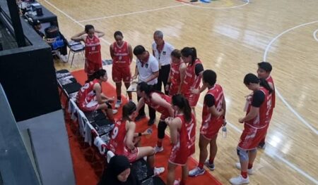 Tim Putri Indonesia AUG bermain basket di Unesa Surabaya.