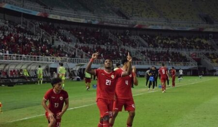 Selebrasi pemain timnas Indonesia usai mencetak gol lawan Cambodia di Stadion Gelora Bung Tomo, Surabaya.