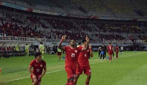 Selebrasi pemain timnas Indonesia usai mencetak gol lawan Cambodia di Stadion Gelora Bung Tomo, Surabaya.
