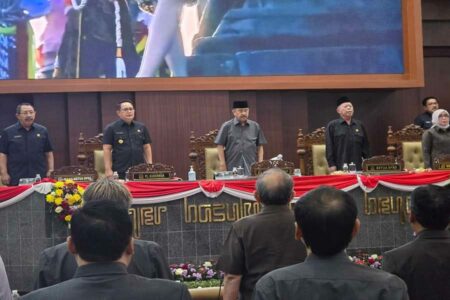 Diduga Tersangka KPK, Ketua DPRD Jatim Kusnadi Masih Pimpin Paripurna