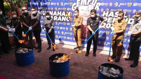 Bea Cukai Tulungagung Bakar Ratusan Ribu Batang Rokok Ilegal.