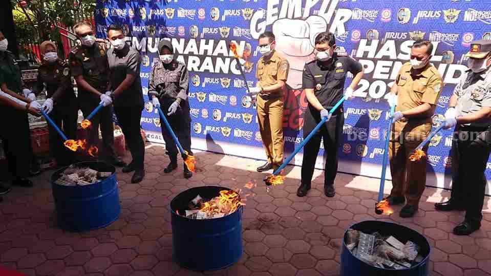 Bea Cukai Tulungagung Bakar Ratusan Ribu Batang Rokok Ilegal.