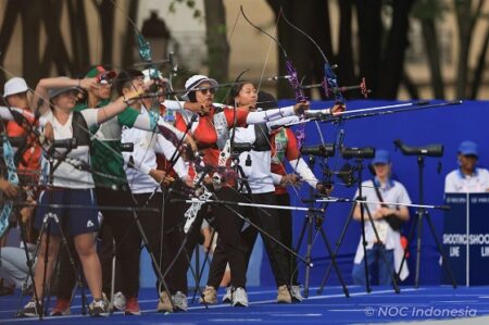 Ranking Tujuh di Kualifikasi, Team Recurve Putri Indonesia Lolos Babak 32 Besar Tim panahan Indonesia tampil dalam kualifikasi Olimpiade 2024 di Invalides Arena, Paris pada Kamis (25/7/2024). (Foto: NOC Indonesia/Naif Muhammad Al’as)