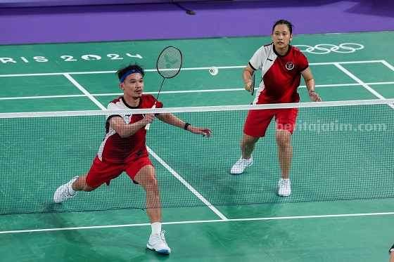 Aksi Rinov Rinaldy/Pitha Haningtyas Mentari saat berduel lawan Kim Won Ho/Jeong Na Eun pada Sabtu (27/7/2024). Foto: PBSI/Badmintonphoto/Yohan Nonotte