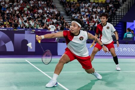 Telan Tiga Kekalahan, Apri/Fadia Gagal Total di Olimpiade 2024 Aksi ganda putri Indonesia Apriyani Rahayu/Siti Fadia Silva Ramadhanti dalam Olimpiade 2024 di Paris 2024, Prancis. (Foto: PBSI/Badmintonphoto/Yohan Nonotte)